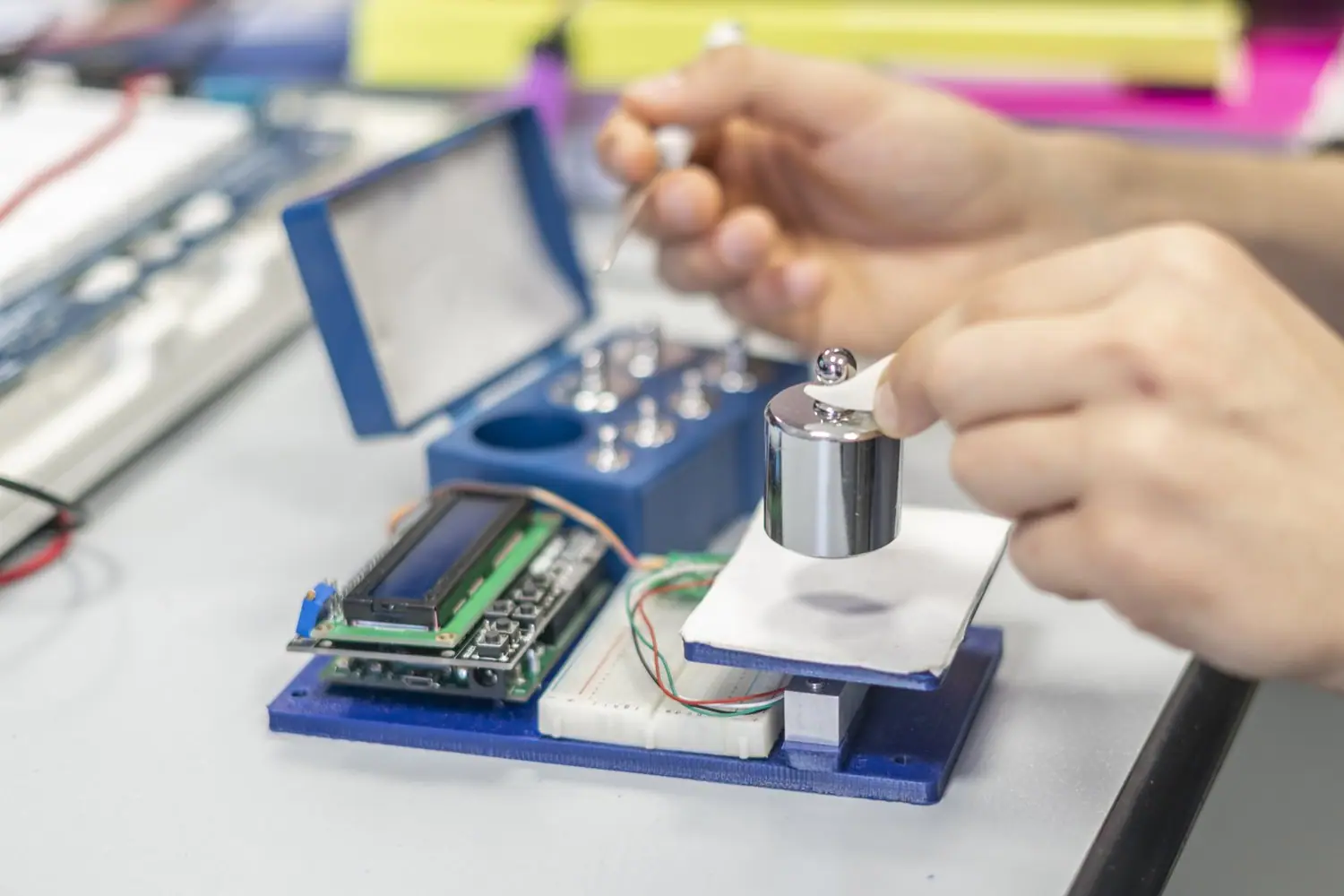 Elektroniczne drzwiczki: programowanie czipów i montaż