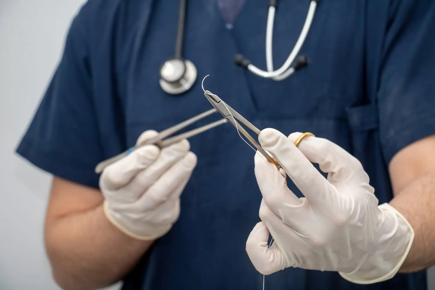 Szczypce anatomiczne: podstawowe narzędzia do domowej pierwszej pomocy